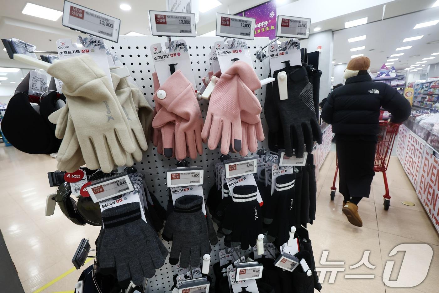 영하권 추위가 이어지는 14일 오전 서울 시내의 대형마트에서 시민이 한파 대비 방한용품 등을 둘러보고 있다. 2025.12.14/뉴스1 ⓒ News1 김민지 기자