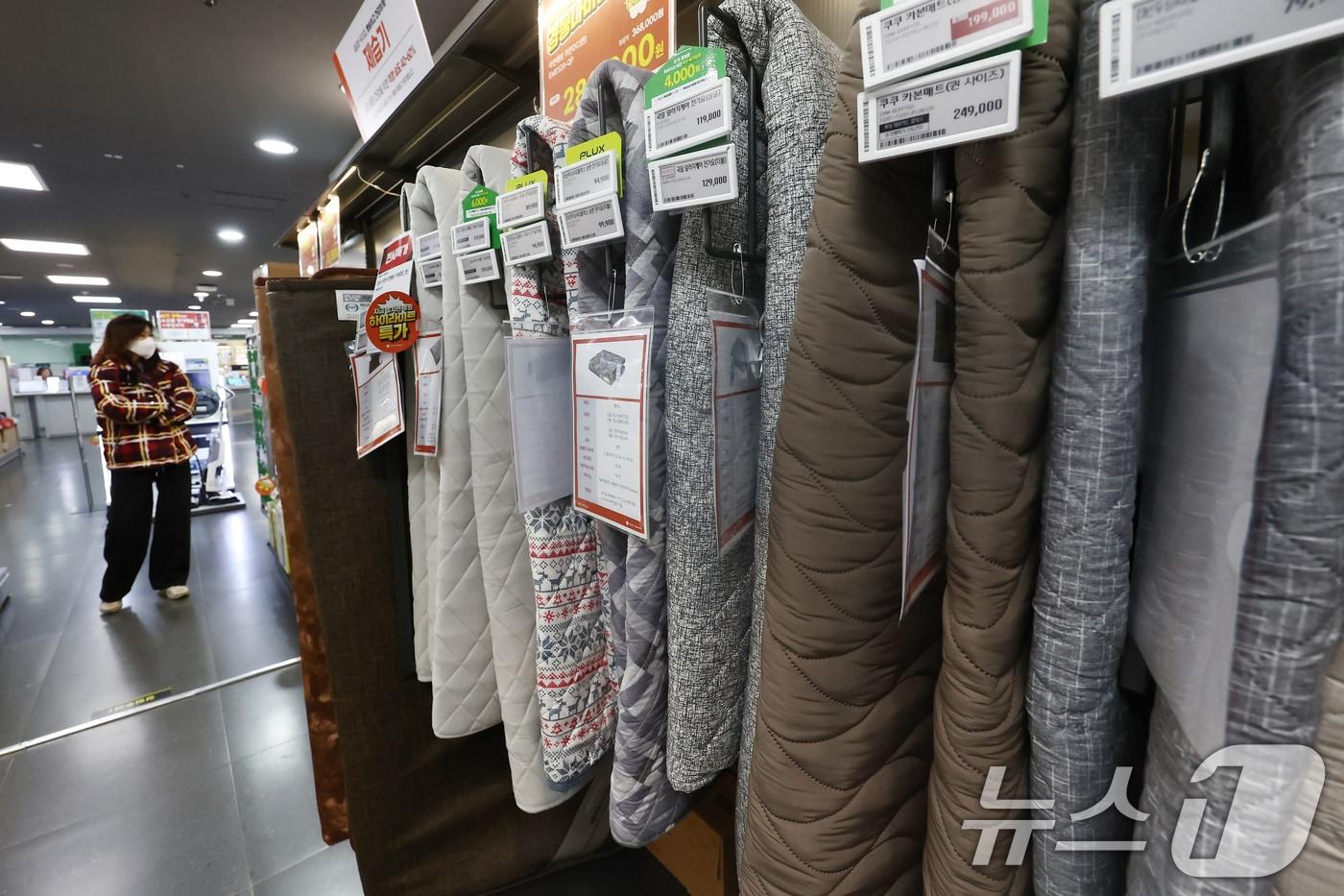 서울 시내의 대형마트에서 시민이 한파 대비 난방용품 등을 둘러보고 있다. 2025.12.14/뉴스1 ⓒ News1 김민지 기자