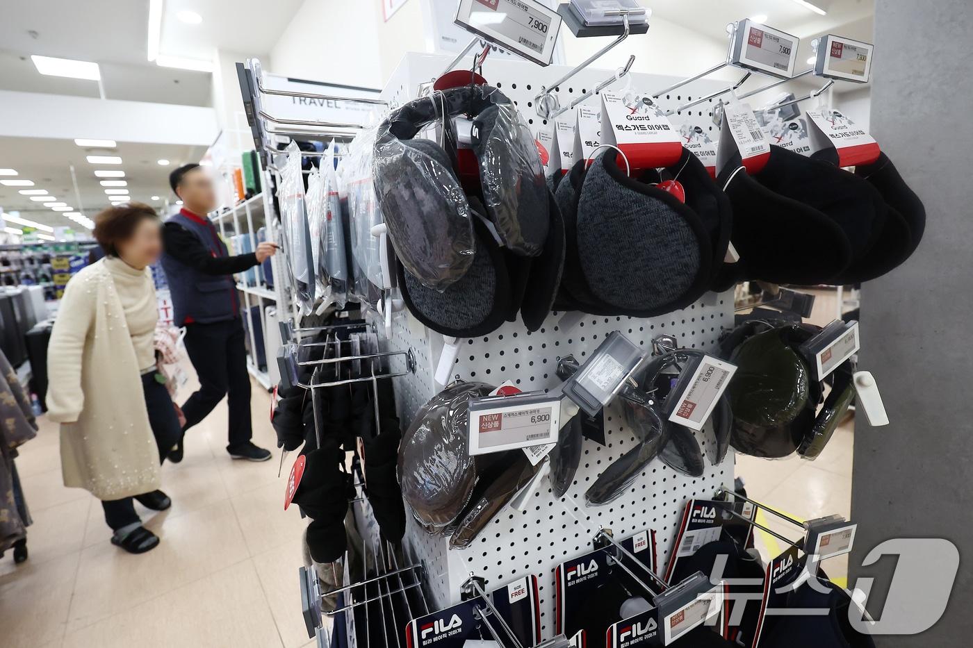 영하권 추위가 이어지는 14일 대형마트에서 시민이 한파 대비 방한용품 등을 둘러보고 있다. 2025.12.14/뉴스1 ⓒ News1 김민지 기자