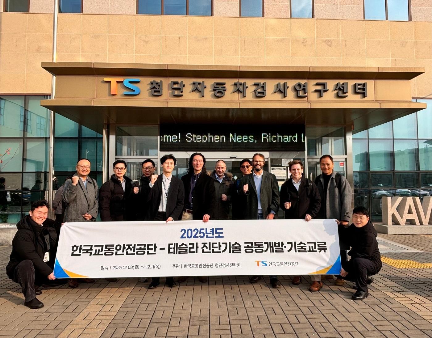 본문 이미지 - Brian Boggs 테슬라 서비스엔지니어링 수석이사 &#40;오른쪽 네번째&#41; 등 개발팀과 TS 첨단검사전략처 직원들의 모습. &#40;TS 제공&#41; 뉴스1 ⓒ News1  