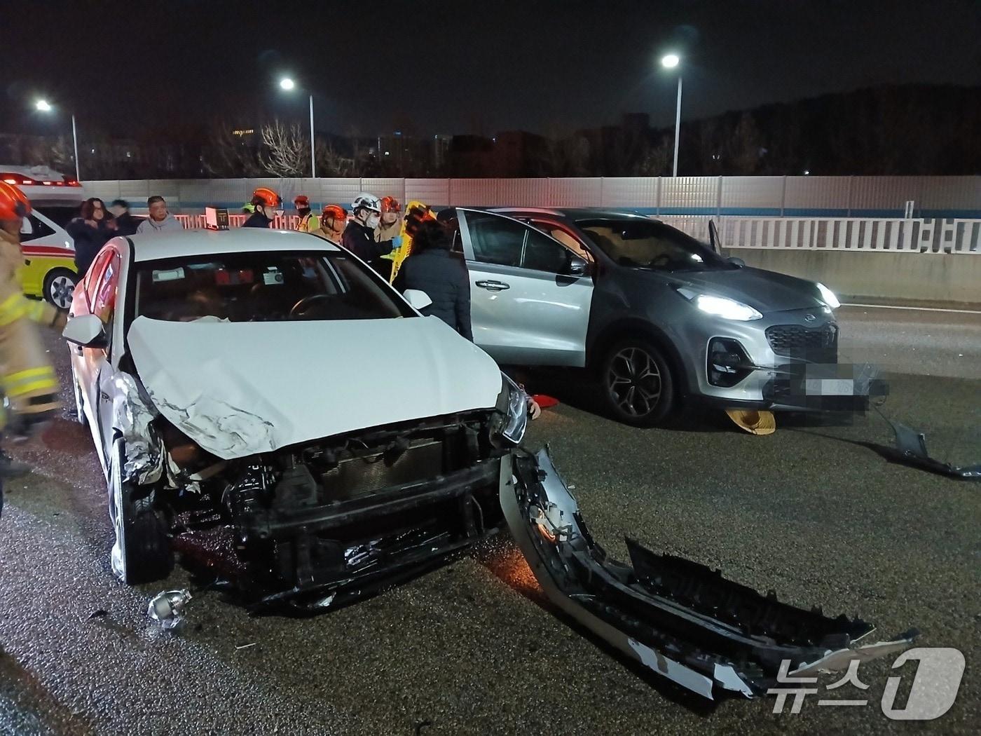 본문 이미지 - 14일 인천경찰청 고속도로순찰대 등에 따르면 이날 오전 4시 48분쯤 인천시 중구 인천공항고속도로 인천공항 방향 2㎞ 지점 3차로에서 택시가 앞서가던 스포티지 차량을 들이받았다.&#40;인천소방본부 제공. 재배포 및 DB금지&#41;2025.12.14/뉴스1