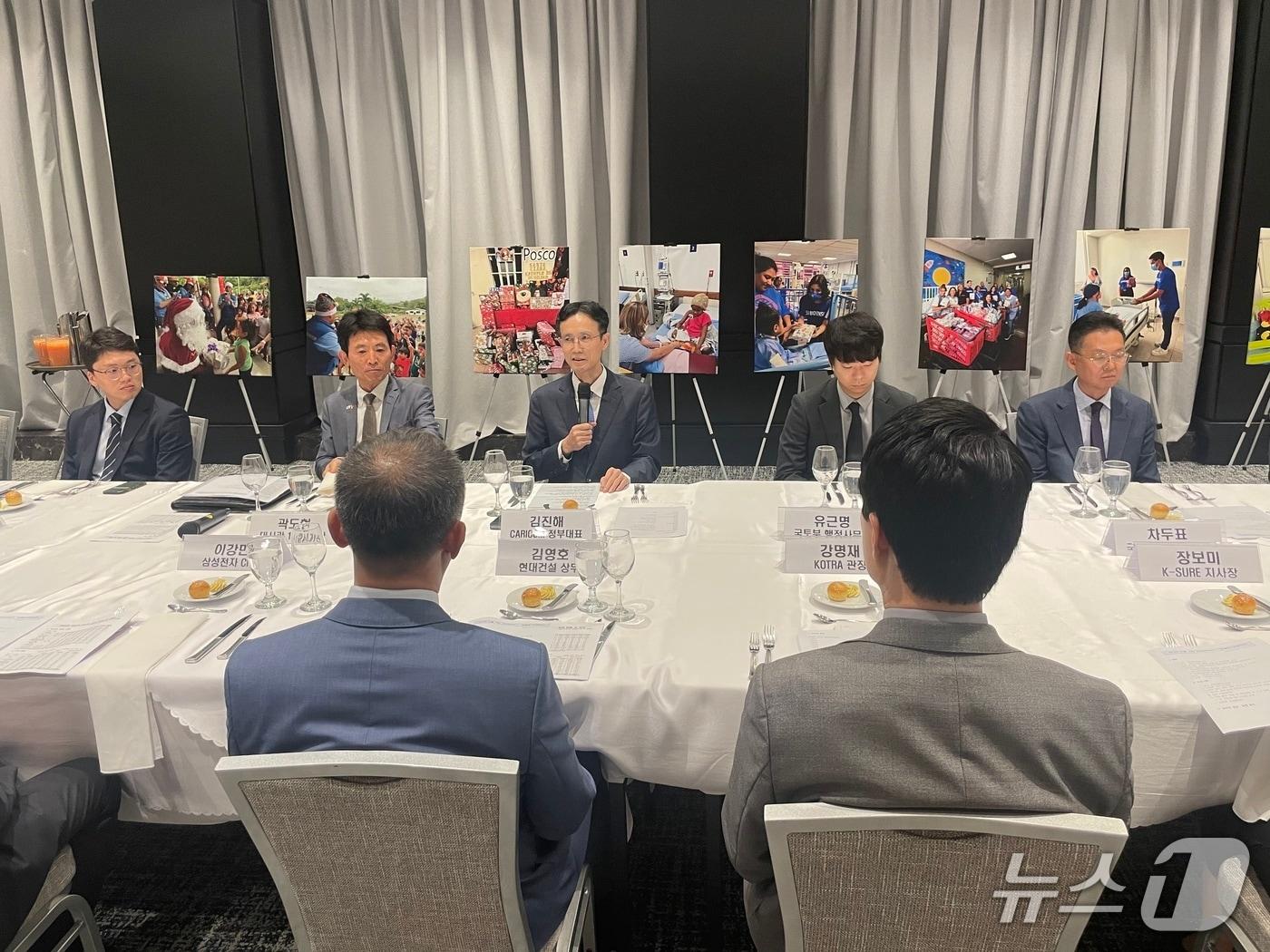 본문 이미지 - 김진해 외교부 카리브공동체 정부대표를 단장으로한 &#39;중남미 인프라 협력사절단은 14일 &#39;현지 진출기업 간담회&#39;에 참석해 우리 기관 및 기업이 파나마와 중남미 국가에서 겪은 애로사항을 청취하고, 기업 지원 방안에 대해 협의했다. 2025.12.14. &#40;외교부 제공&#41;