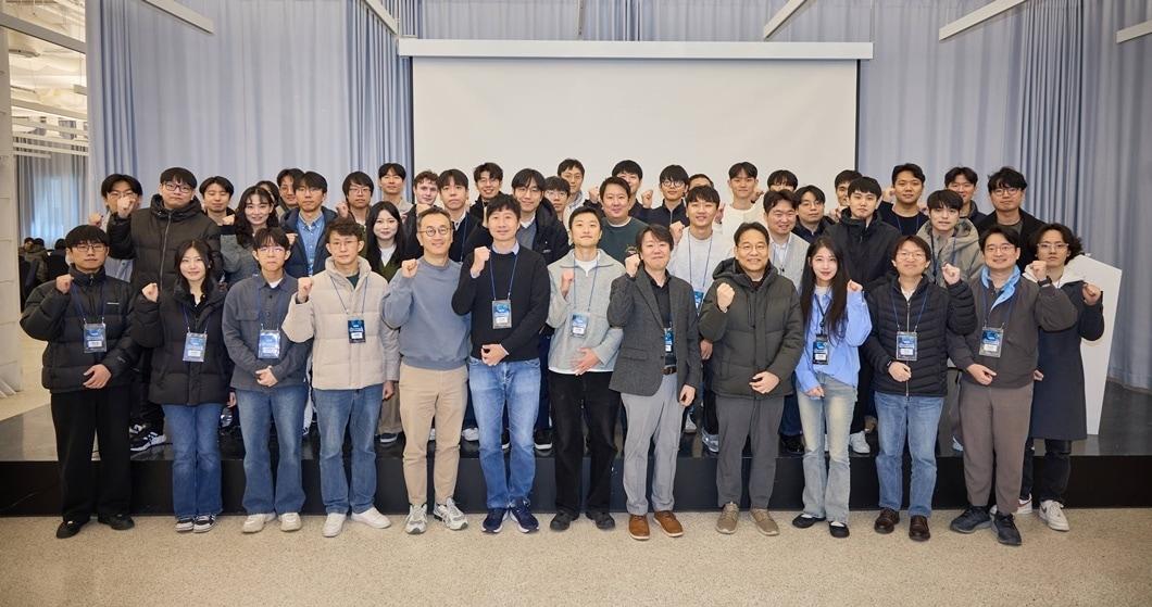 본문 이미지 - 지난달 18일 진행된 SK텔레콤 컨소시엄 &#39;2025 파운데이션 모델 테크 워크숍&#39; 참가자들의 기념 사진 촬영 모습. &#40;SKT 제공&#41;