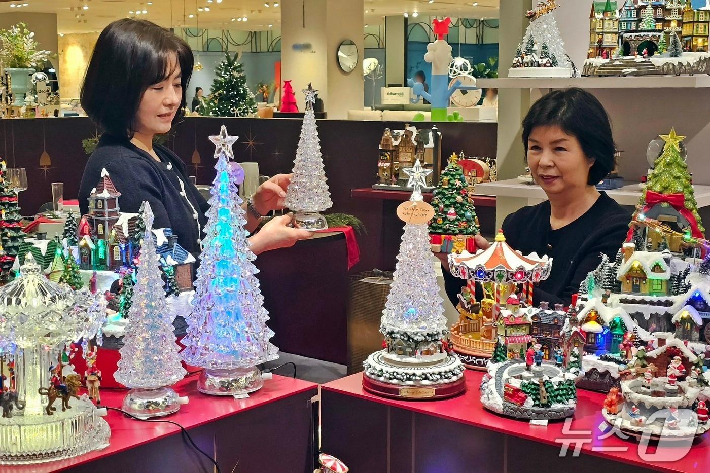 신세계백화점 센텀시티 관계자들이 크리스마스 소품을 소개하고 있다.&#40;신세계센텀시티 제공 .재판매 및 DB 금지&#41;