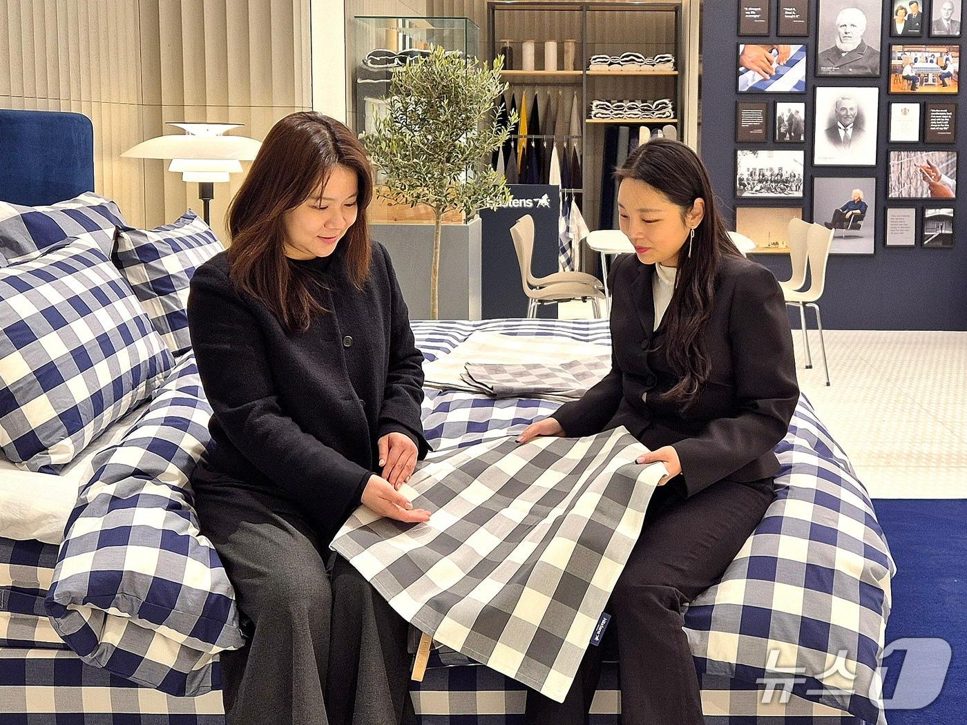 본문 이미지 - 롯데백화점 부산본점을 방문한 고객들이 해스텐스 상품을 살펴보고 있다.&#40;롯데백화점 부산본점 제공. 재판매 및 DB 금지&#41;