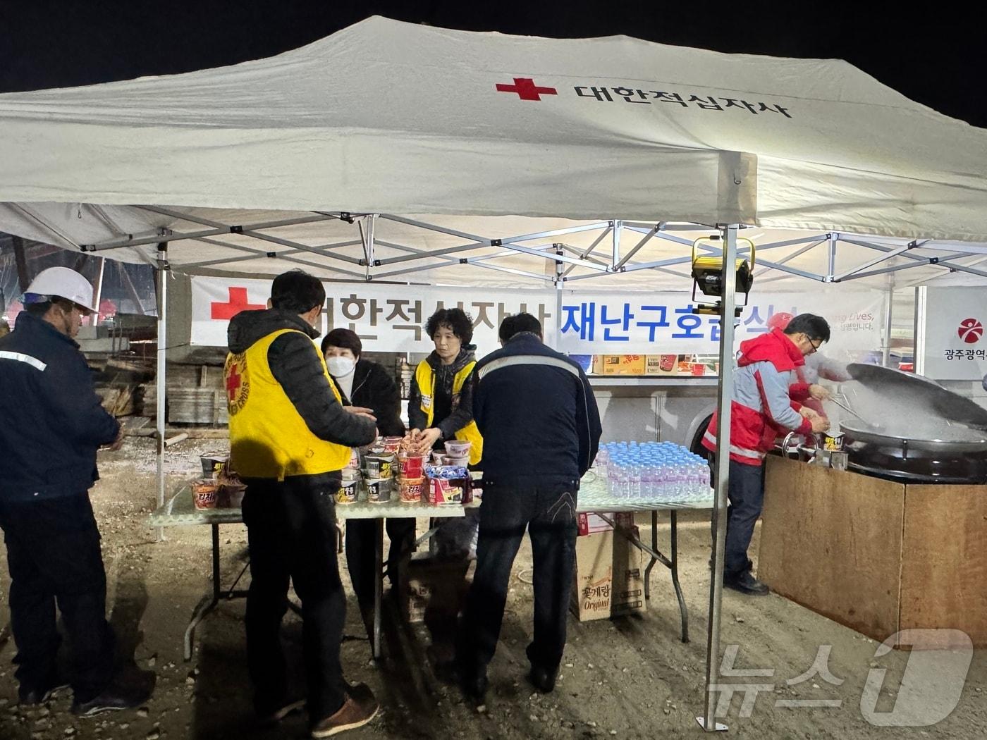 본문 이미지 - 대한적십자사 광주전남지사는 광주대표도서관 붕괴사고 현장에서 긴급구호 활동을 하고 있는 모습. &#40;광주전남지사 제공. 재판매 및 DB 금지&#41; 