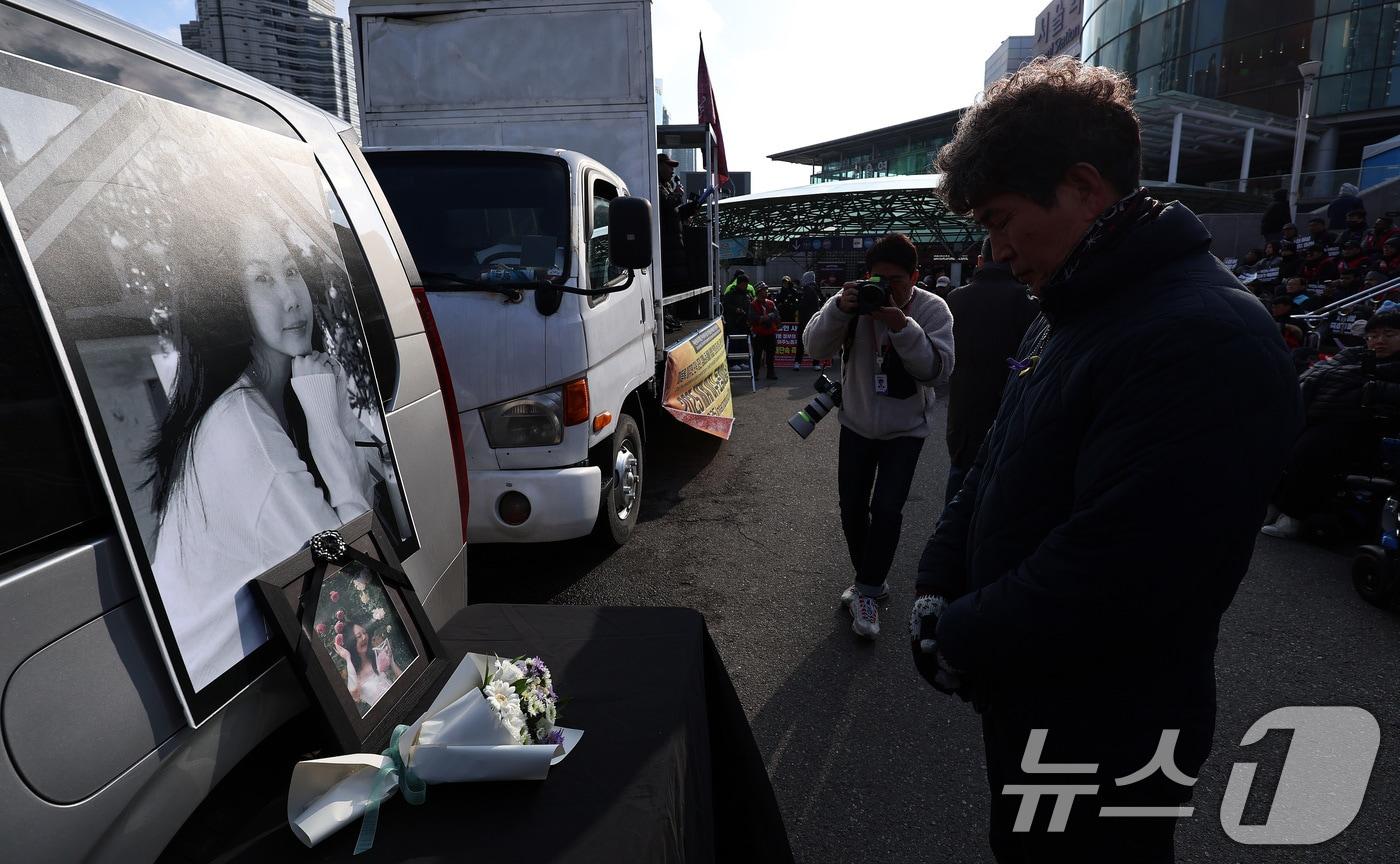 서울역 앞 광장에서 한 시민이 이주노동자 고(故) 뚜안 씨의 영정 앞에서 추모기도를 하고 있다. 2025.12.14/뉴스1 ⓒ News1 구윤성 기자