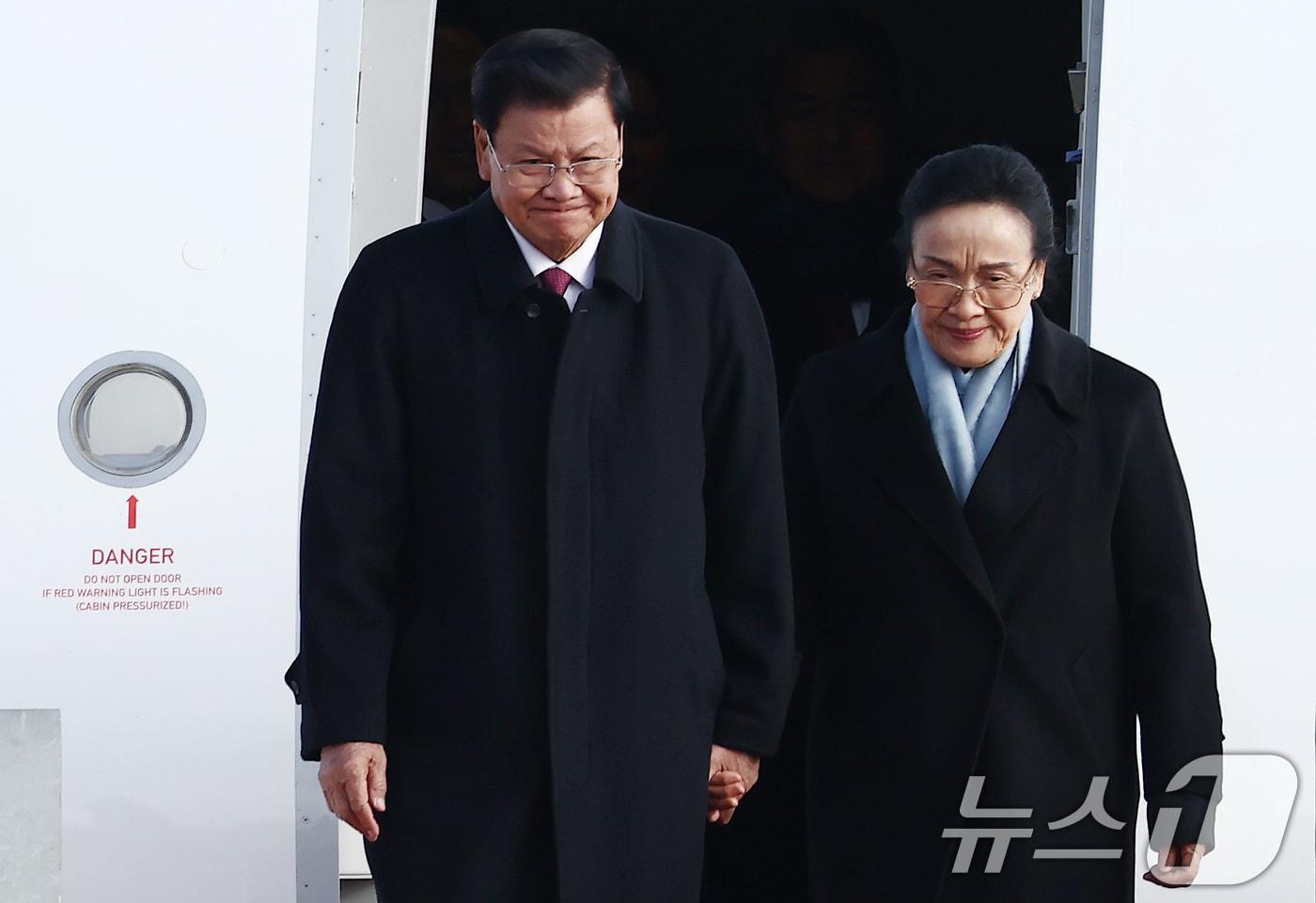 통룬 시술릿 라오스 국가주석 내외가 14일 오후 경기 성남시 서울공항을 통해 방한하고 있다. 2025.12.14/뉴스1 ⓒ News1 김민지 기자