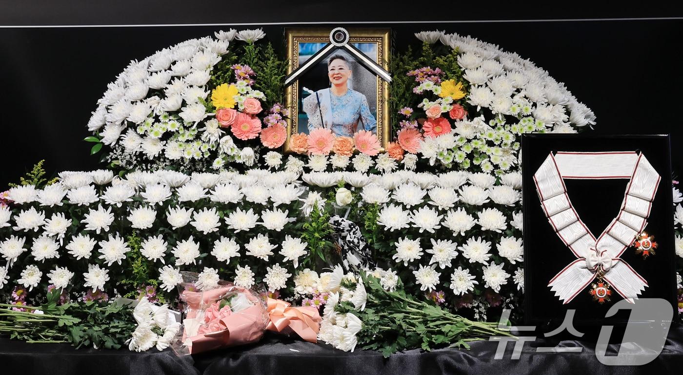 14일 서울 중구 서울영화센터에 마련된 고 김지미 배우의 추모공간에 금관문화훈장이 놓여있다. 2025.12.14/뉴스1 ⓒ News1 이호윤 기자