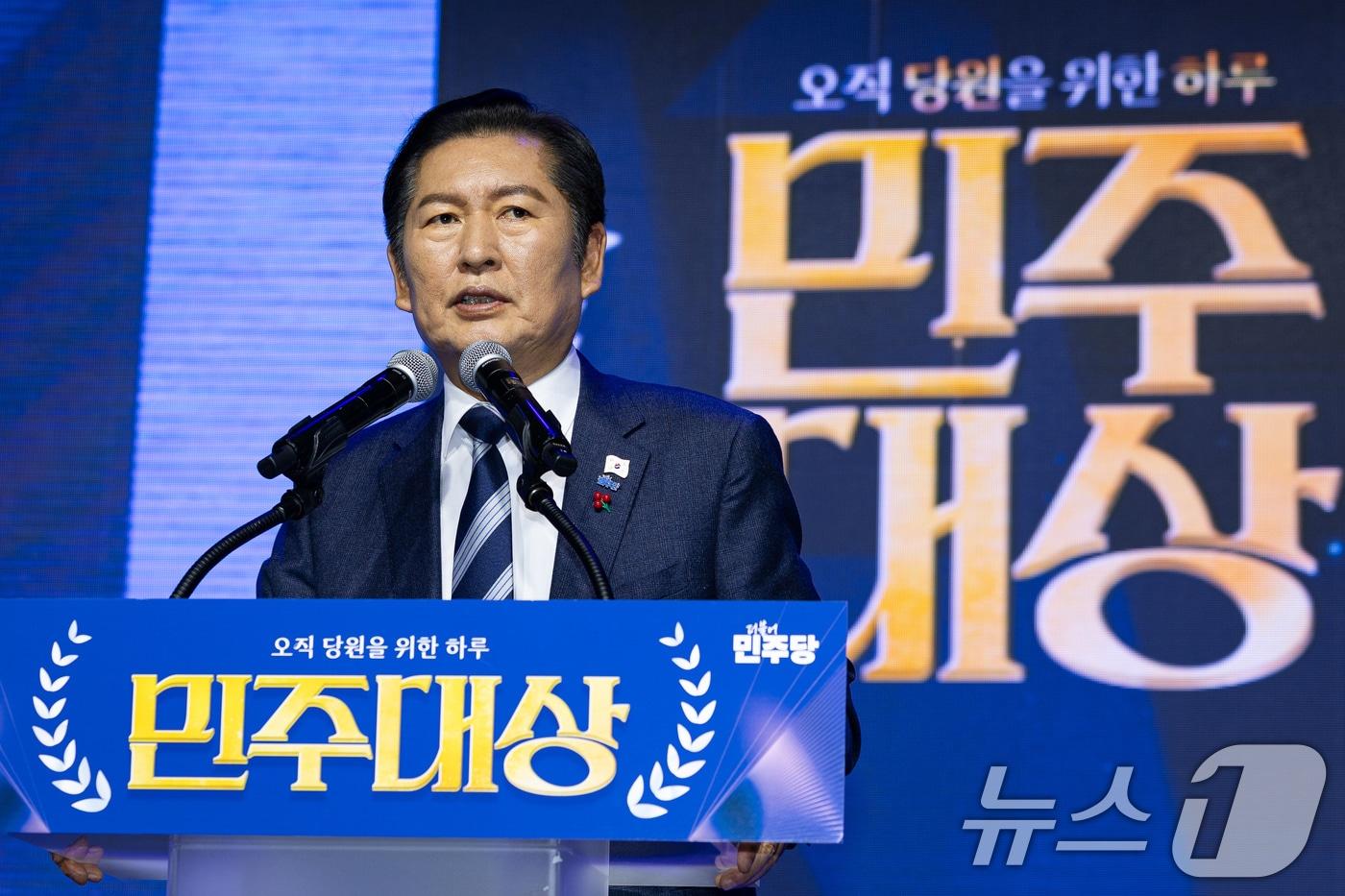 정청래 더불어민주당 대표가 14일 서울 여의도 국회 의원회관에서 열린 창당 70주년 기념 당원의 날 행사 &#39;민주대상&#39;에서 환영사를 하고 있다. 2025.12.14/뉴스1 ⓒ News1 유승관 기자