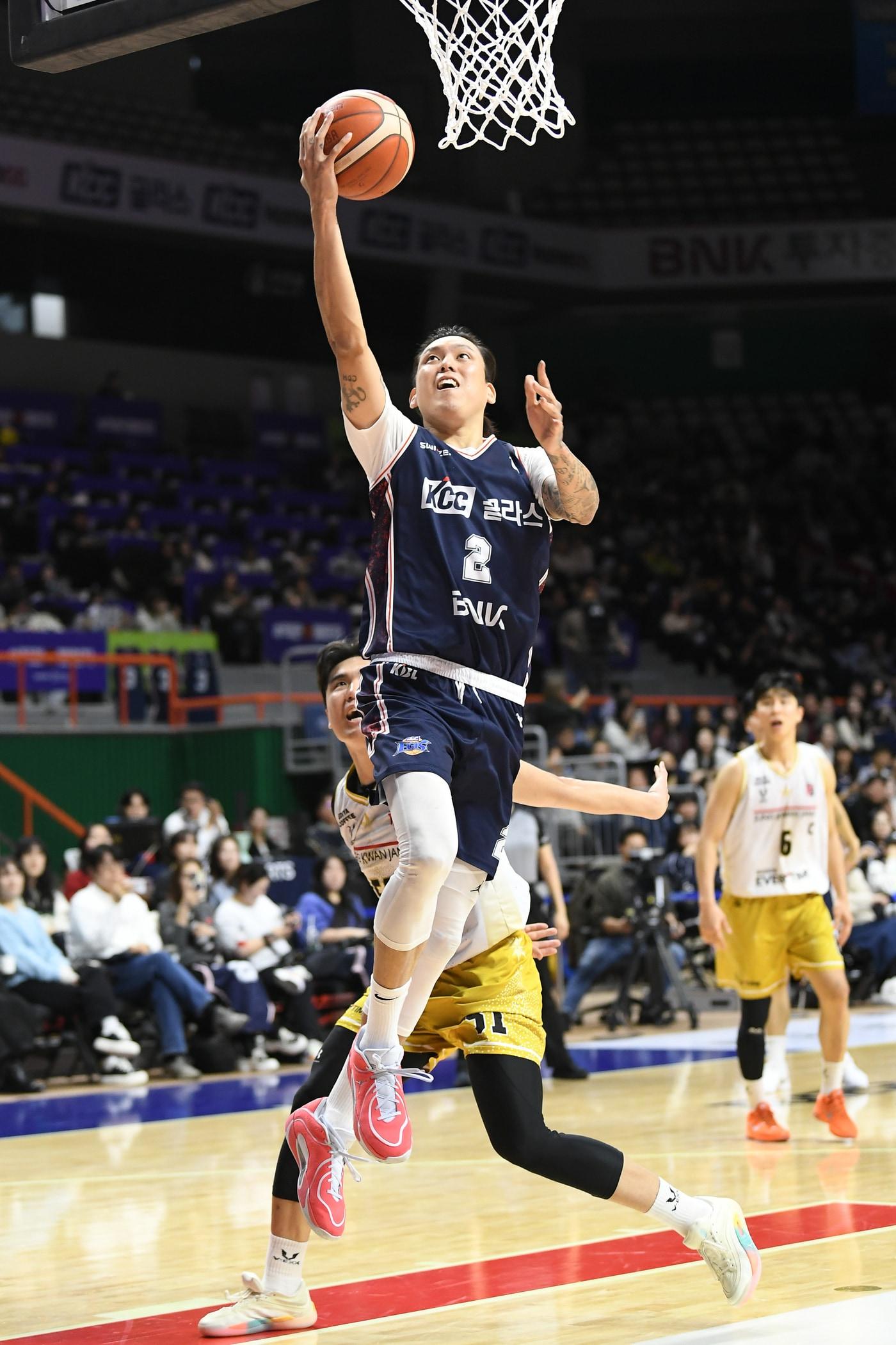 본문 이미지 - 프로농구 KCC 최준용이 14일 정관장과 경기에서 레이업을 하고 있다.&#40;KBL 제공&#41;