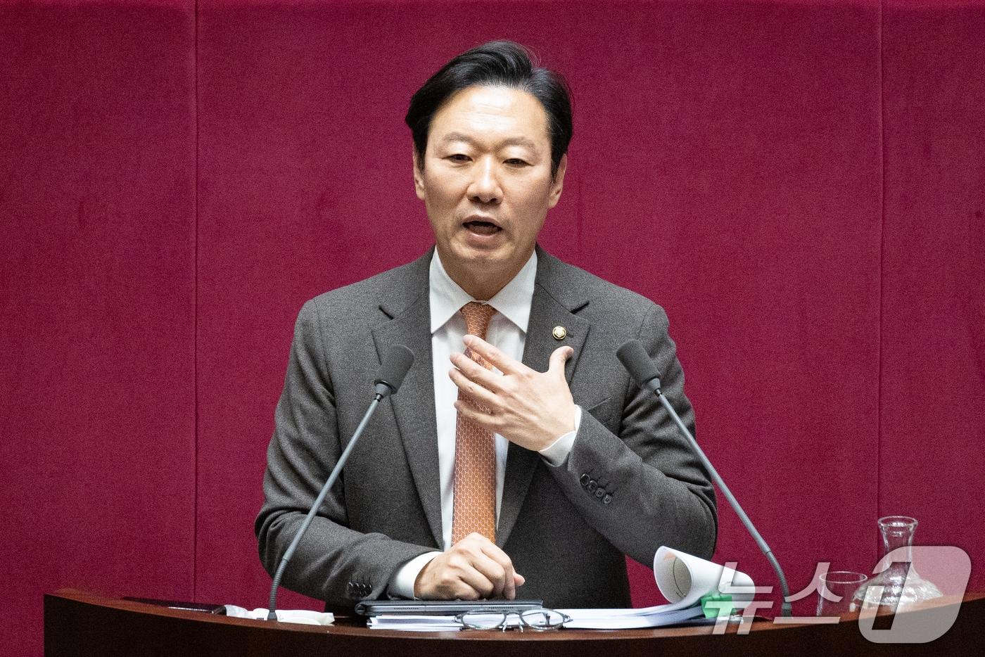 본문 이미지 - 박수민 국민의힘 의원이 14일 서울 여의도 국회에서 열린 제430회 국회(임시회) 제1차 본회의에서 경찰관 직무집행법 일부개정법률안에 대한 무제한토론(필리버스터)을 하고 있다. 2025.12.14 ⓒ 뉴스1 유승관 기자