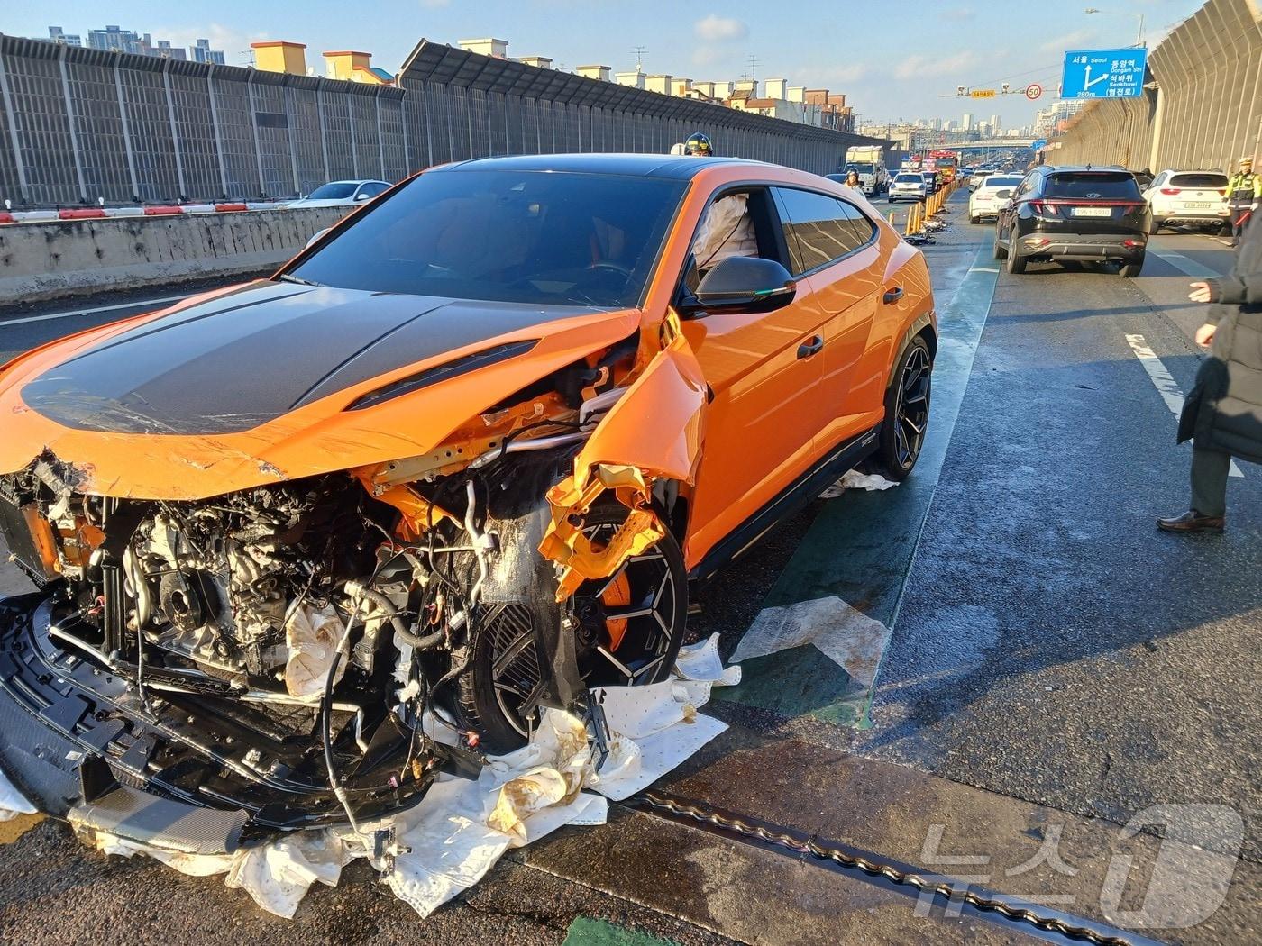 본문 이미지 - 14일 오후 2시 32분쯤 인천시 미추홀구 도화동 인천대로 도화IC 인근에서 람보르기니 차량이 반대편 포르쉐와 포드 등 차량 3대를 들이 받았다.&#40;인천소방본부 제공. 재배포 및 DB금지&#41;2025.12.14/뉴스1 ⓒ News1 박소영 기자