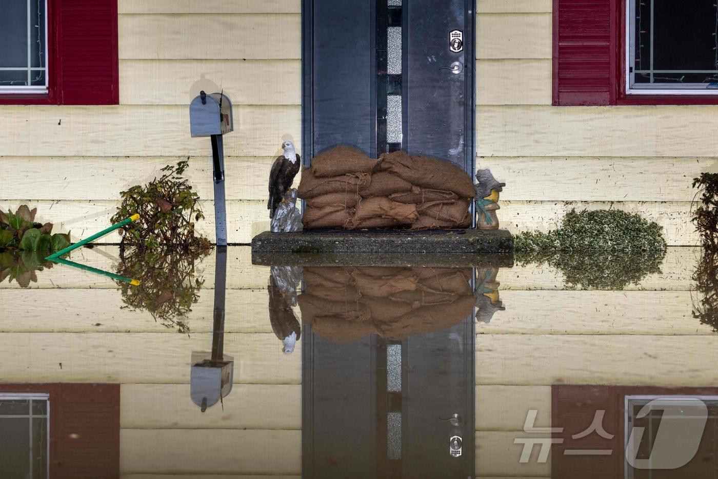 12일&#40;현지시간&#41; 미국 워싱턴주 벌링턴의 한 주택이 홍수로 넘쳐난 물에 둘러싸여 있다. 2025.12.12. ⓒ AFP=뉴스1 ⓒ News1 윤다정 기자