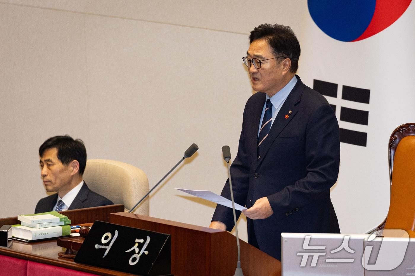 우원식 국회의장이 지난 14일 서울 여의도 국회에서 열린 제430회 국회(정기회) 제1차 본회의에서 경찰관 직무집행법 일부개정법률안이 재석 174인 중 찬성 174인으로 가결된 후 3박4일간의 무제한토론(필리버스터) 소회를 밝히고 있다. 2025.12.14/뉴스1 ⓒ News1 유승관 기자