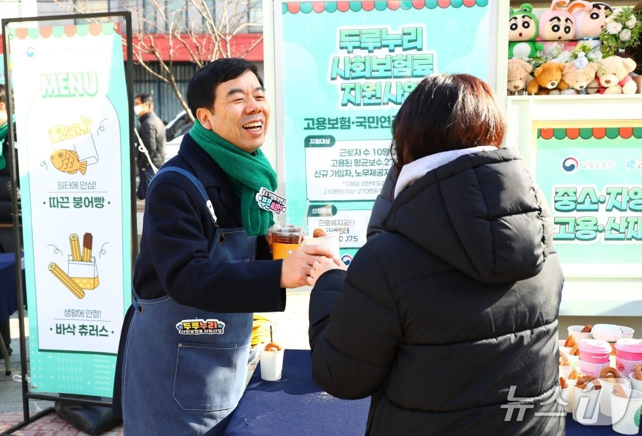 본문 이미지 - 근로복지공단 박종길 이사장이 12일 서울 구로구 구로디지털국가산업단지 내 지플러스타워 광장에서 소상공인과 근로자를 응원하는 ‘두루누리·푸른씨앗 푸드트럭 이벤트’를 진행했다.&#40;근로복지공단 제공. 재판매 및 DB금지&#41;/뉴스1