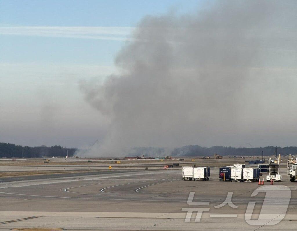 본문 이미지 - 13일&#40;현지시간&#41; 버지니아주 덜레스국제공항 활주로에서 연기가 치솟는 모습. 도쿄행 유나이티드항공 여객기가 이륙 직후 엔진 화재가 보고돼 곧바로 공항으로 회항한 뒤 찍힌 사진이다.2025.12.14.ⓒ AFP=뉴스1