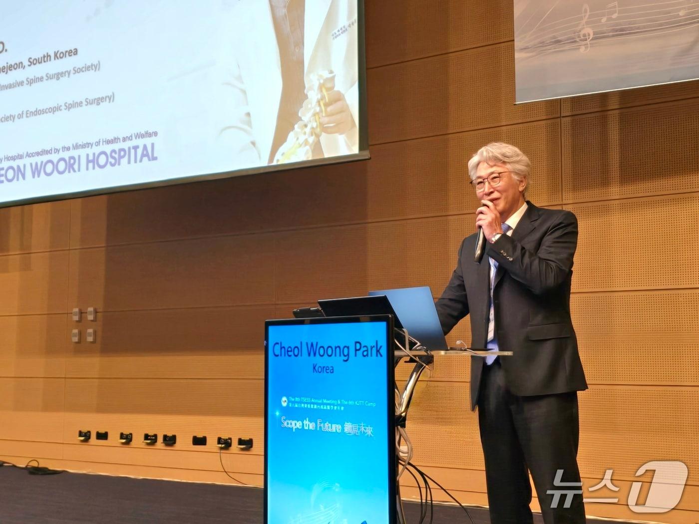 본문 이미지 - 박철웅 대전우리병원 원장이  대만 가오슝 그랜드하이라이호텔에서 열린 '2025 대만내시경척추학술대회 연례회의'에 참석해 강연을 하고 있다. (대전우리병원 제공, 재판매 및  DB금지) / 뉴스1