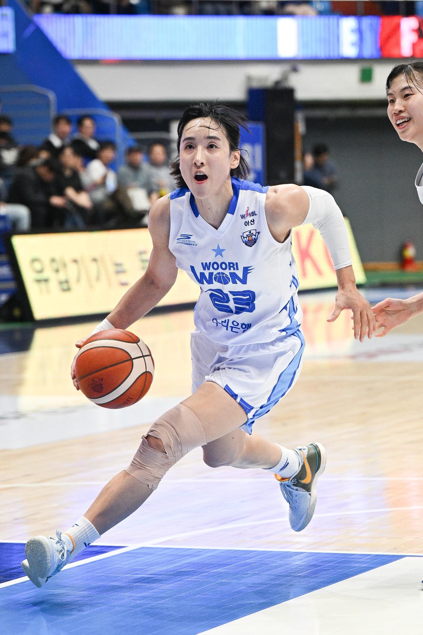 본문 이미지 - 여자농구 우리은행 김단비가 14일 신한은행과 경기에서 드리블을 하고 있다.&#40;WKBL 제공&#41;