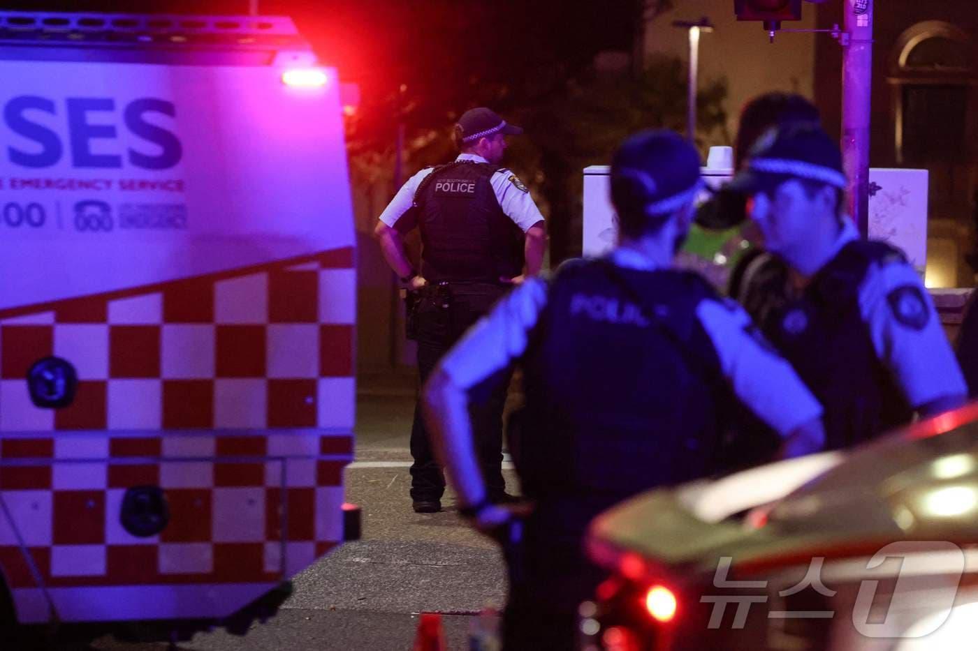 14일(현지시간) 호주 시드니 본다이 비치에서 총격 사건이 발생한 가운데, 무장 경찰들이 출동해 경계근무를 서고 있다. ⓒ AFP=뉴스1