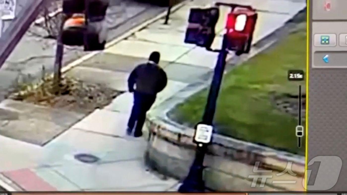 13일(현지시간) 미국 로드아일랜드주 프로비던스 소재 브라운대학교에서 일어난 총기 난사 사건의 용의자가 현장을 떠난 뒤 호프 스트리트를 따라 걷고 있는 모습이 담긴 보안 카메라 영상. (프로비던스 공공정보담당관 제공) 2025.12.13. ⓒ 로이터=뉴스1 ⓒ News1 윤다정 기자