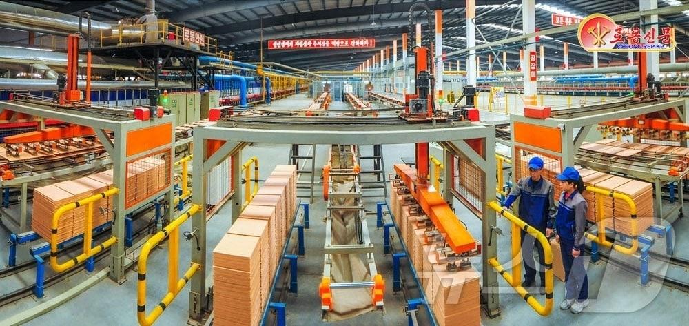 본문 이미지 - (평양 노동신문=뉴스1) = 북한 노동당 기관지 노동신문은 15일 "인민경제 여러 부문과 단위의 노동계급이 비상한 각오와 혁명적 열정을 안고 영광의 당 대회로 향한 진군 보폭을 크게 내짚고 있다"라고 보도했다. 사진은 천리마타일공장. [국내에서만 사용가능. 재배포 금지. DB 금지. For Use Only in the Republic of Korea. Redistribution Prohibited] rodongphoto@news1.kr