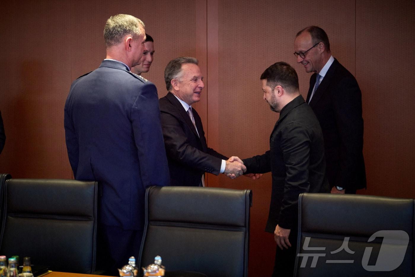 볼로디미르 젤렌스키 우크라이나 대통령(오른쪽 앞)이 스티브 위트코프 미국 특사와 악수를 나누고 있다. 2025.12.14 ⓒ 로이터=뉴스1 ⓒ News1 강민경 기자