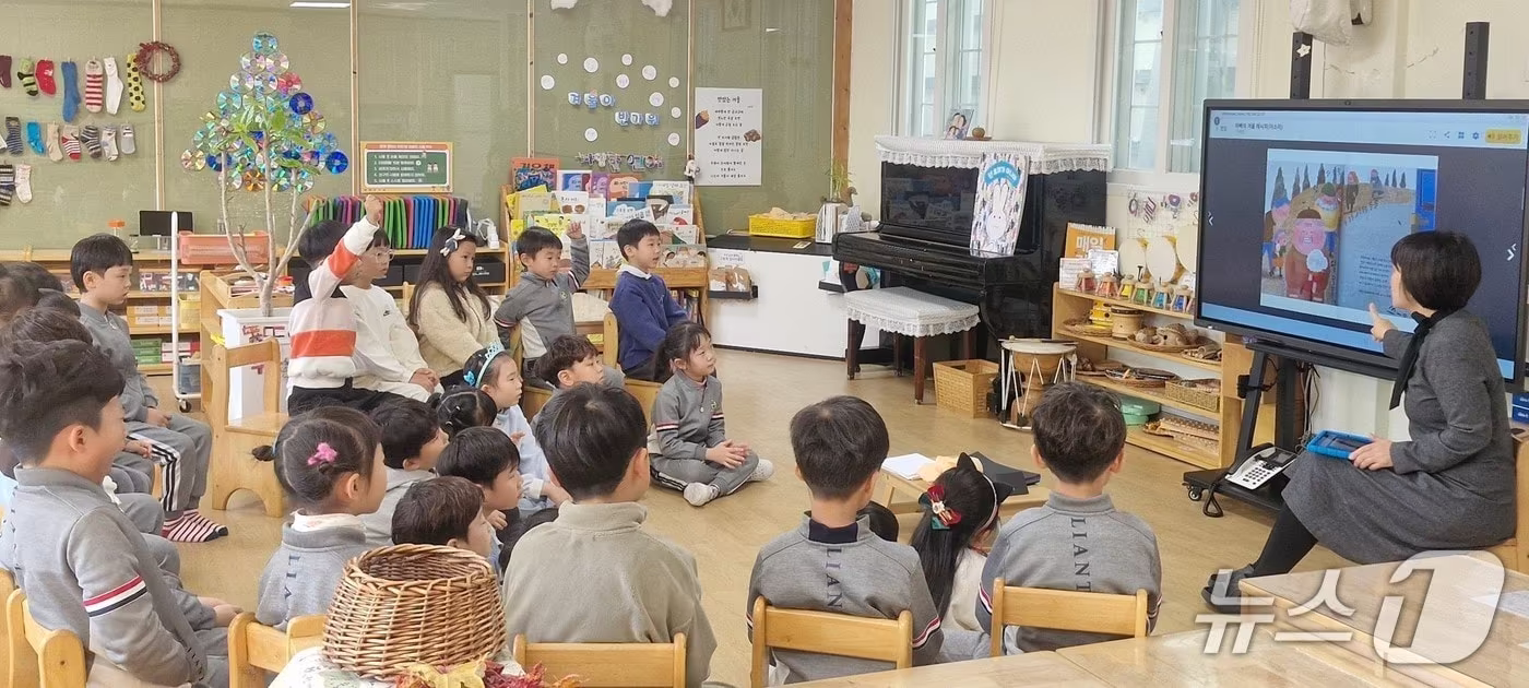 육아정책연구소가 최근 실시한 '영유아학교 시범기관' 만족도 조사에서 대구는 5점 만점에 4.70점으로 전국 평균(4.64)을 상회한 것으로 나타났다. 사진은 영유아학교 시범기관 수업 모습. (대구교육청 제공. 재판매 및 DB 금지)/뉴스1