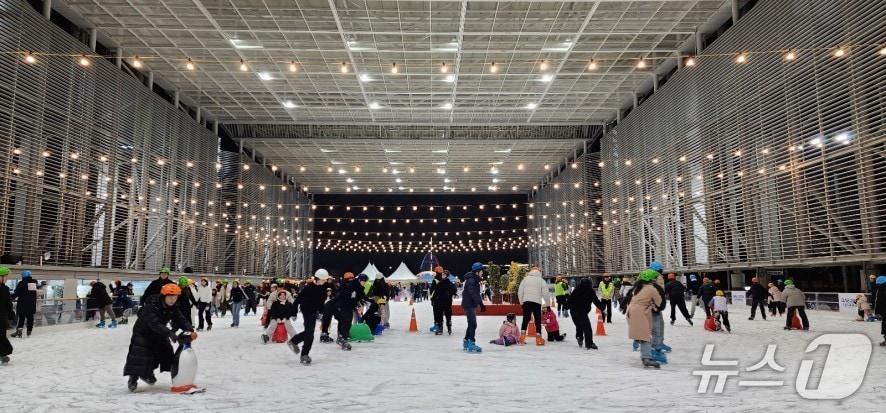 본문 이미지 - 엑스포시민광장 '꿈돌이 야외스케이트장'이 19일 개장한다. (대전관광공사 제공) / 뉴스1