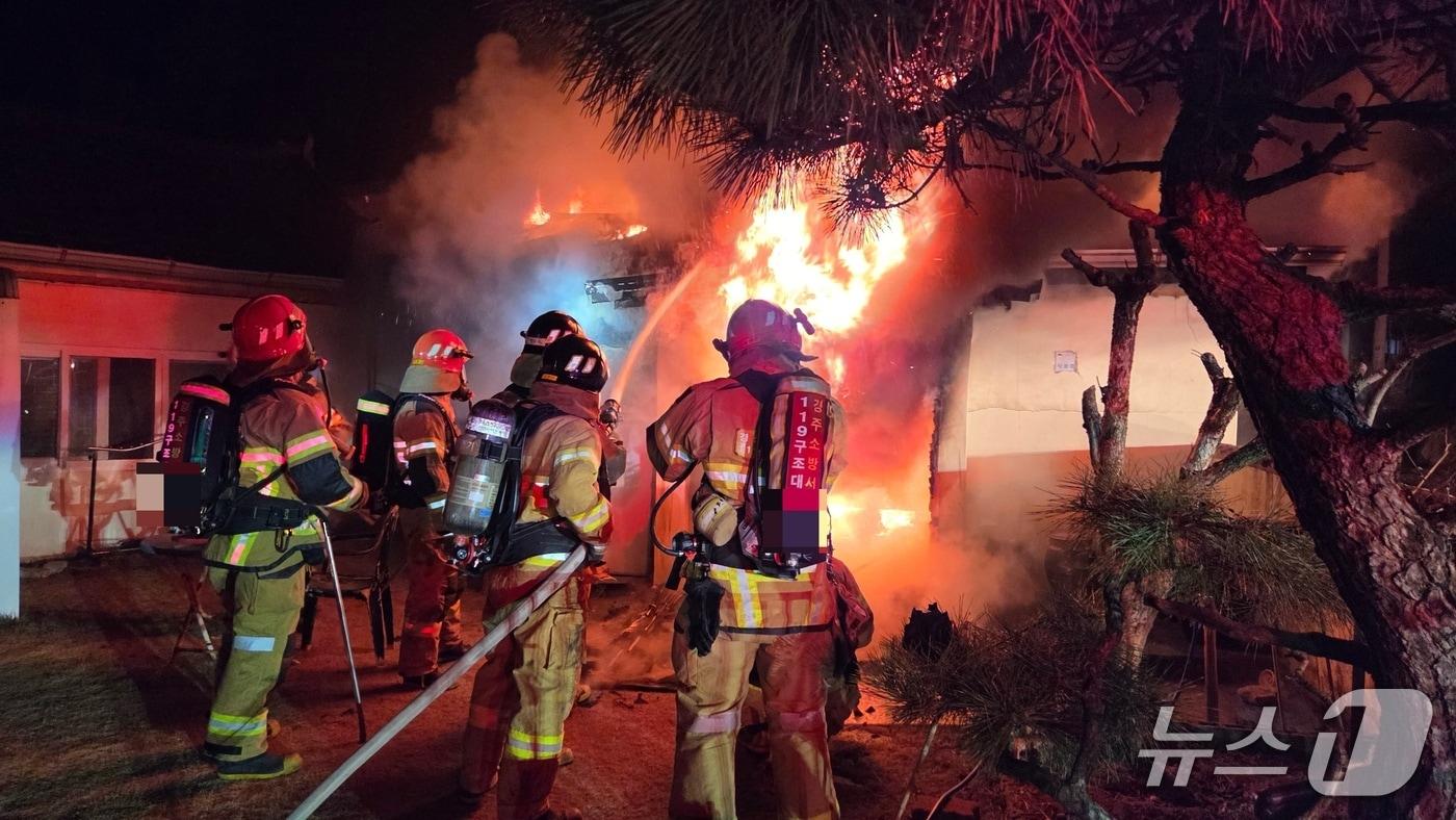 15일 오전 3시 32분쯤 경북 경주시 동방동 한 단독주택에서 불이 나 소방당국이 진화하고 있다.(경북소방본부 제공. 재판매 및 DB 금지)2025.12.15/뉴스1
