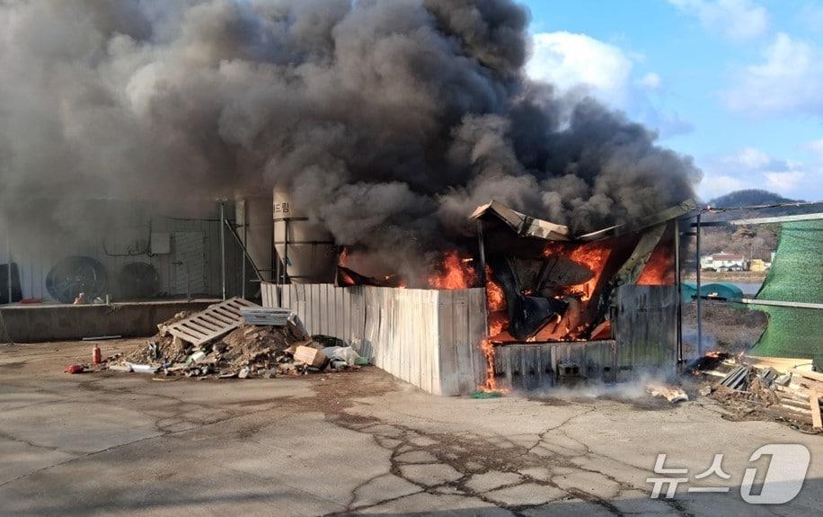 본문 이미지 - 14일 오전 9시57분쯤 경북 성주군 월향면의 한 돈사에서 불이 나 시커먼 연기와 불길이 치솟고 있다.(경북소방본부 제공. 재판매 및 DB 금지)2025.12.15/뉴스1