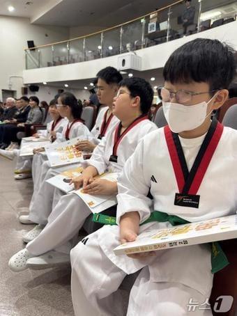 본문 이미지 - 서울시교육청 손끝으로 배우는 태권도 캠페인 중 시각장애인 학생이 점자 교본을 읽는 모습.(서울시교육청 제공)
