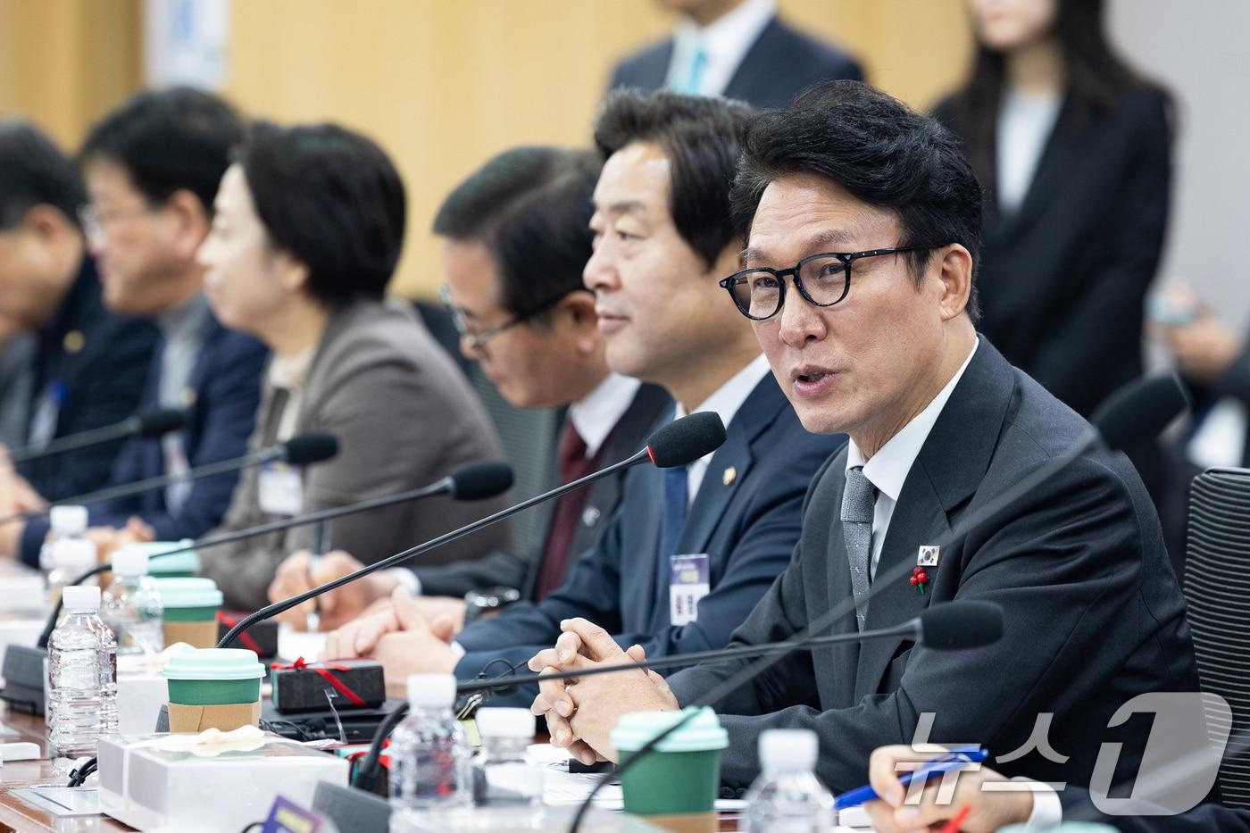 김민석 국무총리가 15일 서울 여의도 국회 의원회관에서 열린 국무총리 초청 K-방산 리더스 포럼에서 정부의 K-방산 육성과 혁신 방향에 대해 모두 발언하고 있다. 2025.12.15/뉴스1 ⓒ News1 유승관 기자