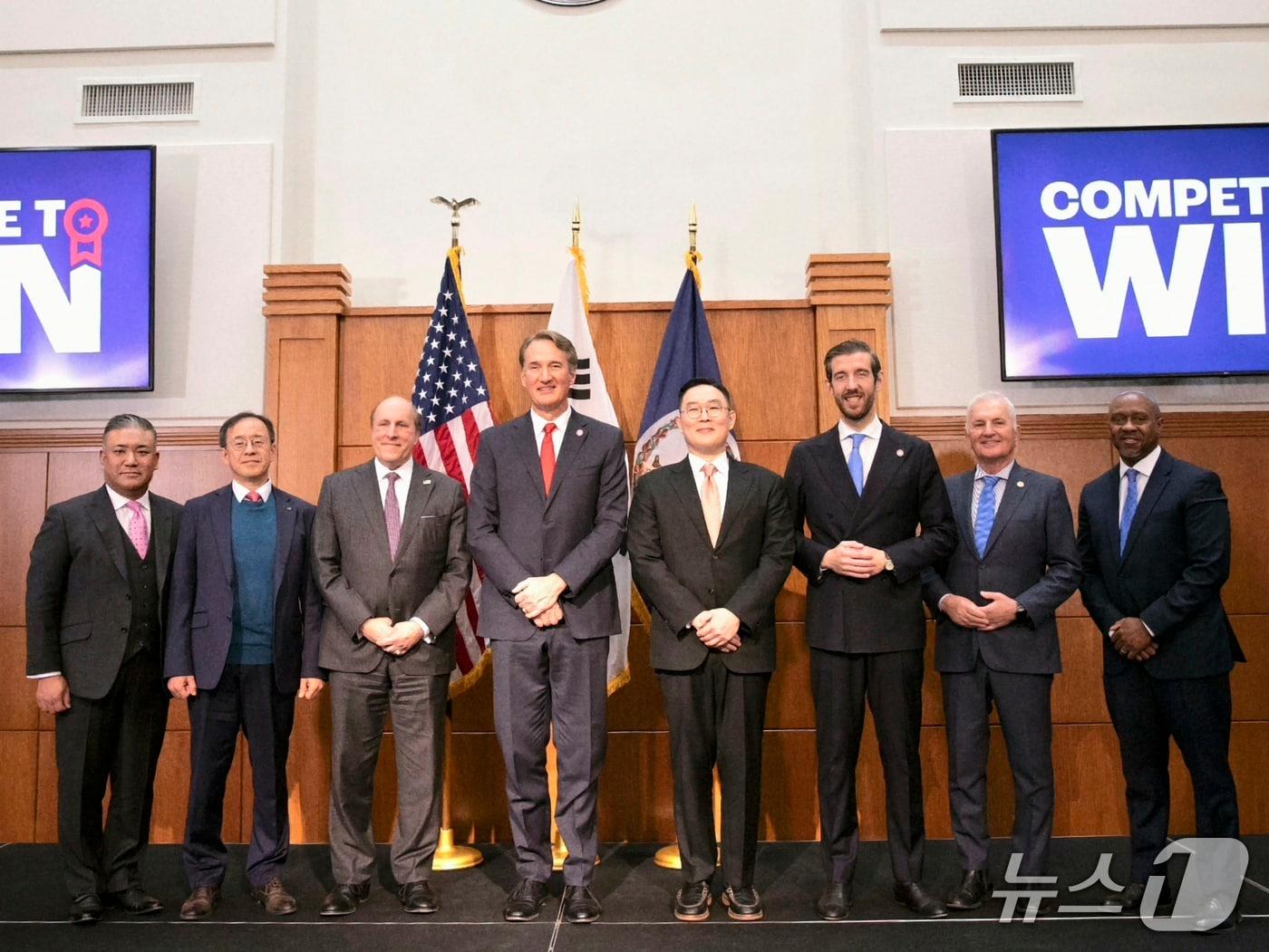 본문 이미지 - 버지니아주 체사피크시 신규 투자 계획 발표에서 참석자들이 기념촬영을 하고 있다.(LS전선 제공)