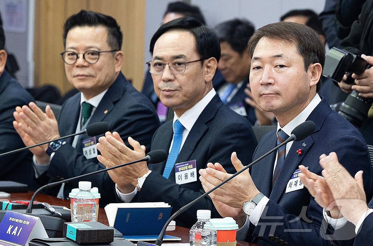 본문 이미지 - 이용배 현대로템 대표(가운데)가 15일 서울 여의도 국회 의원회관에서 열린 김민석 국무총리 초청 K-방산 리더스 포럼에 참석해 박수치고 있다. 2025.12.15 ⓒ 뉴스1 유승관 기자