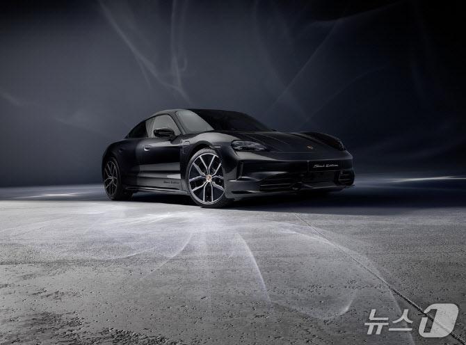 본문 이미지 - 포르쉐의 타이칸 블랙 에디션.(포르쉐 제공) 