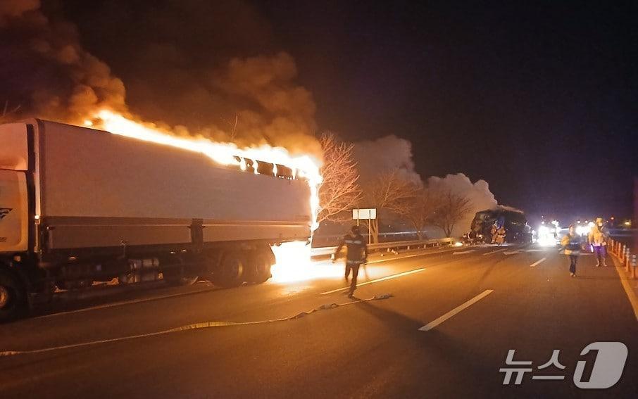 본문 이미지 - 15일 오전 6시7분쯤 경북 칠곡군 북삼읍 오평리의 국도에서 달리던 25통 탱크로리 차량이 앞서가던 6.5톤 윙바디 화물차를 들이받아 불이나자 소방당국이 진화하고 있다.(경북소방본부 제공. 재판매 및 DB 금지)2025.12.15/뉴스1