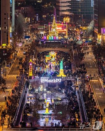본문 이미지 - 2025 서울빛초롱축제 '청계광장~광교' 전경(서울관광재단 제공)
