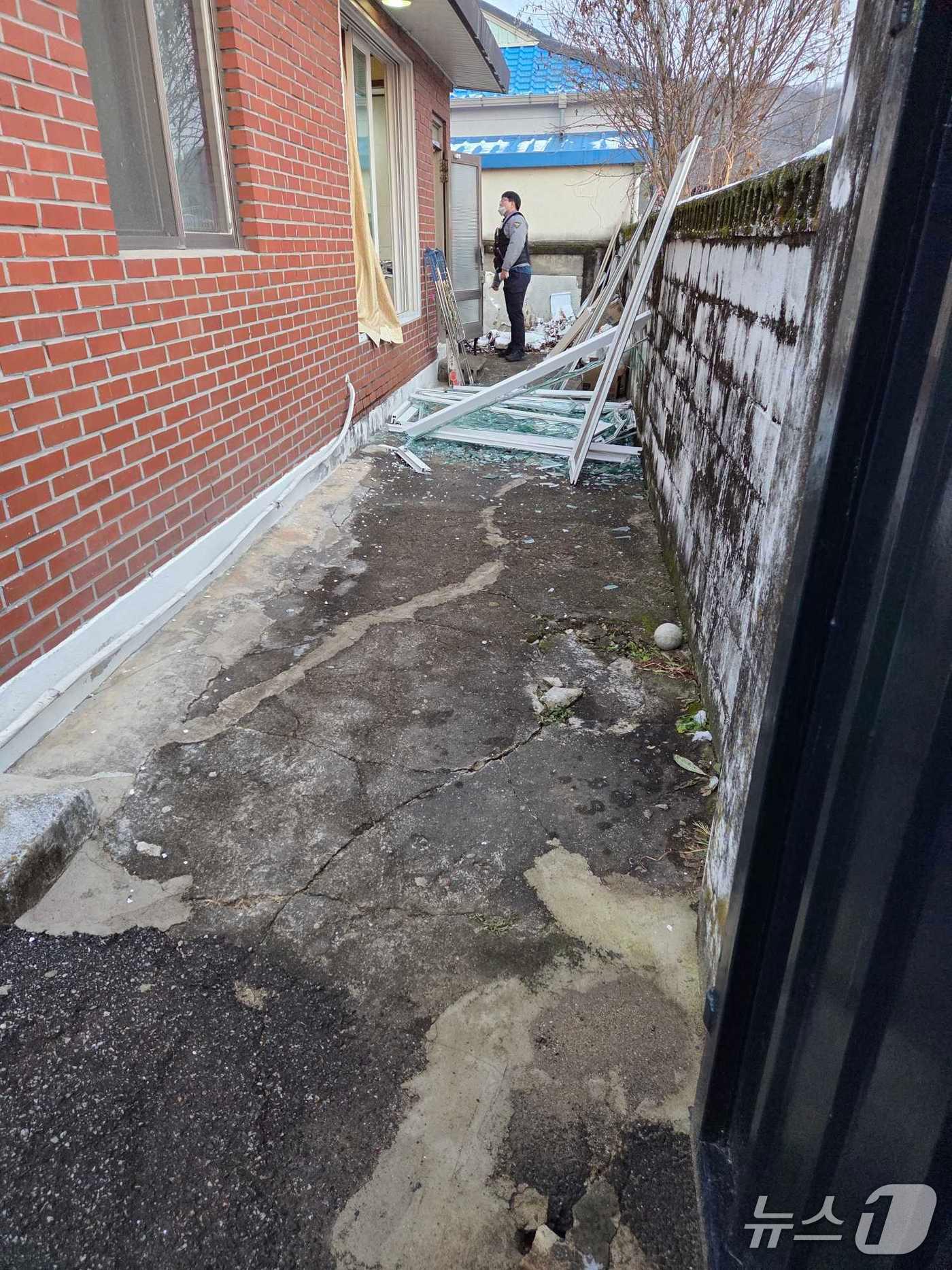 본문 이미지 - 강원 원주 지정면 주택 폭발 현장.(강원도소방본부 제공, 재판매 및 DB금지)