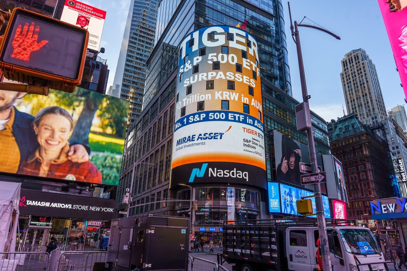 &#39;TIGER 미국S&P500 ETF&#39; 순자산 10조 달성 기념 나스닥 타워 축하 메시지