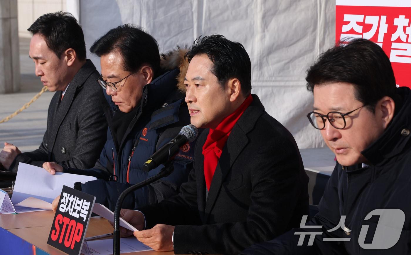 장동혁 국민의힘 대표가 15일 서울 여의도 국회 본관 앞에 마련된 천막 농성장에서 열린 최고위원회의에서 발언하고 있다. 2025.12.15/뉴스1 ⓒ News1 신웅수 기자