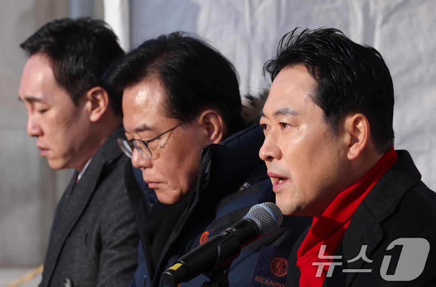 장동혁 국민의힘 대표가 15일 서울 여의도 국회 본관 앞에 마련된 천막 농성장에서 열린 최고위원회의에서 발언하고 있다. 2025.12.15/뉴스1 ⓒ News1 신웅수 기자