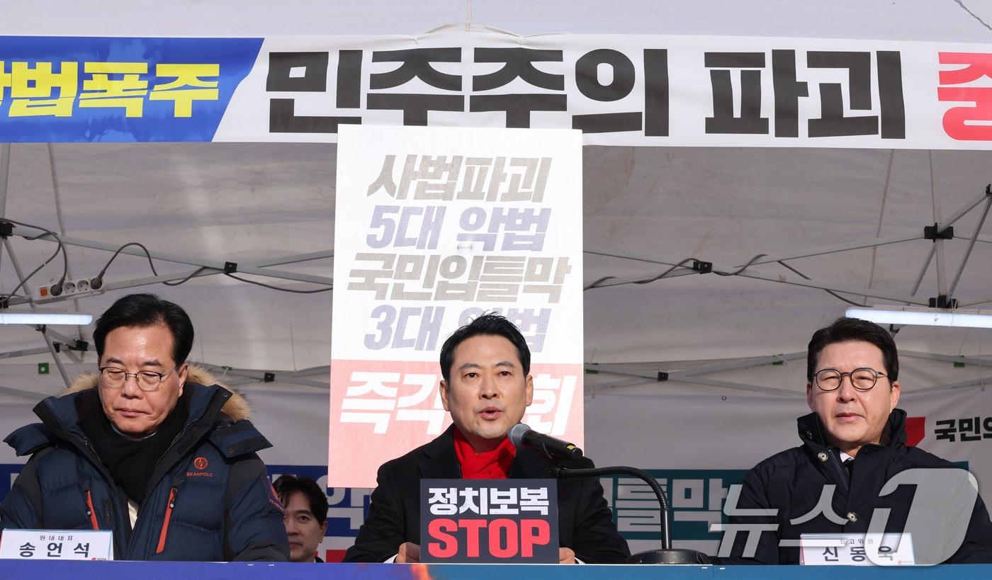 장동혁 국민의힘 대표가 15일 서울 여의도 국회 본관 앞에 마련된 천막 농성장에서 열린 최고위원회의에서 발언하고 있다. 2025.12.15/뉴스1 ⓒ News1 신웅수 기자