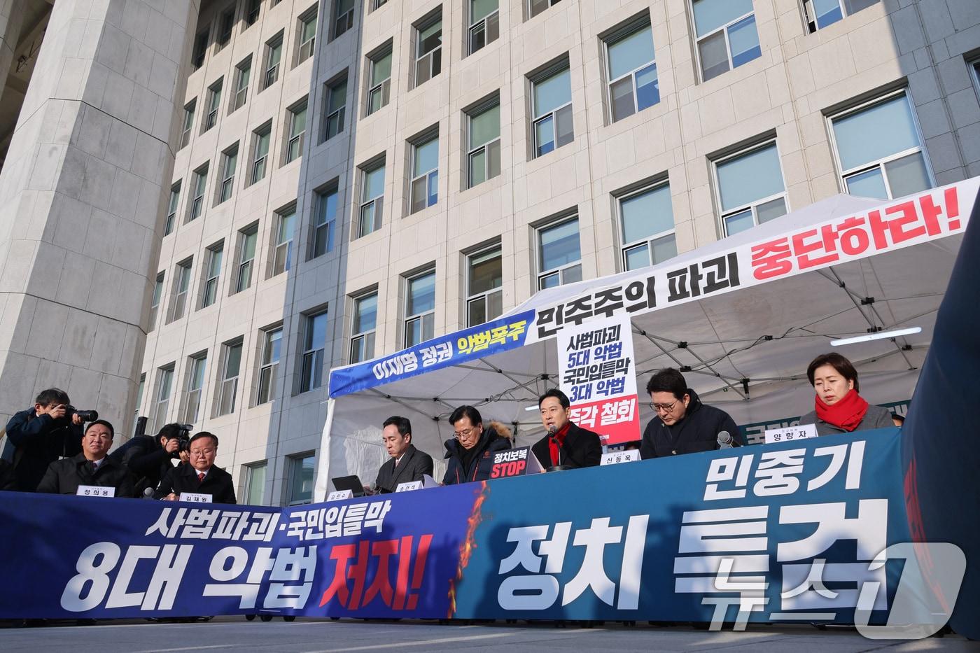 장동혁 국민의힘 대표가 15일 서울 여의도 국회 본관 앞에 마련된 천막 농성장에서 열린 최고위원회의에서 발언하고 있다. 2025.12.15/뉴스1 ⓒ News1 신웅수 기자