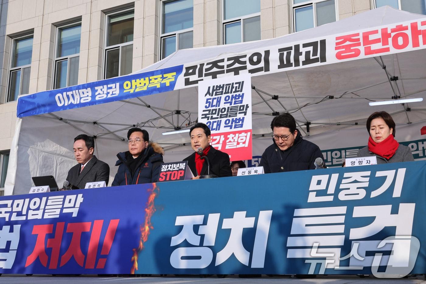 장동혁 국민의힘 대표가 15일 서울 여의도 국회 본관 앞에 마련된 천막 농성장에서 열린 최고위원회의에서 발언하고 있다. 2025.12.15/뉴스1 ⓒ News1 신웅수 기자