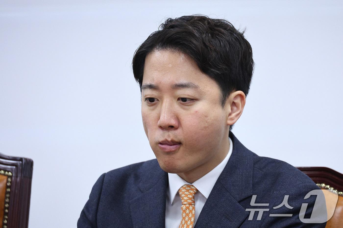 이준석 개혁신당 대표가 15일 서울 여의도 국회에서 열린 최고위원회의에서 생각에 잠겨 있다. 2025.12.15/뉴스1 ⓒ News1 신웅수 기자