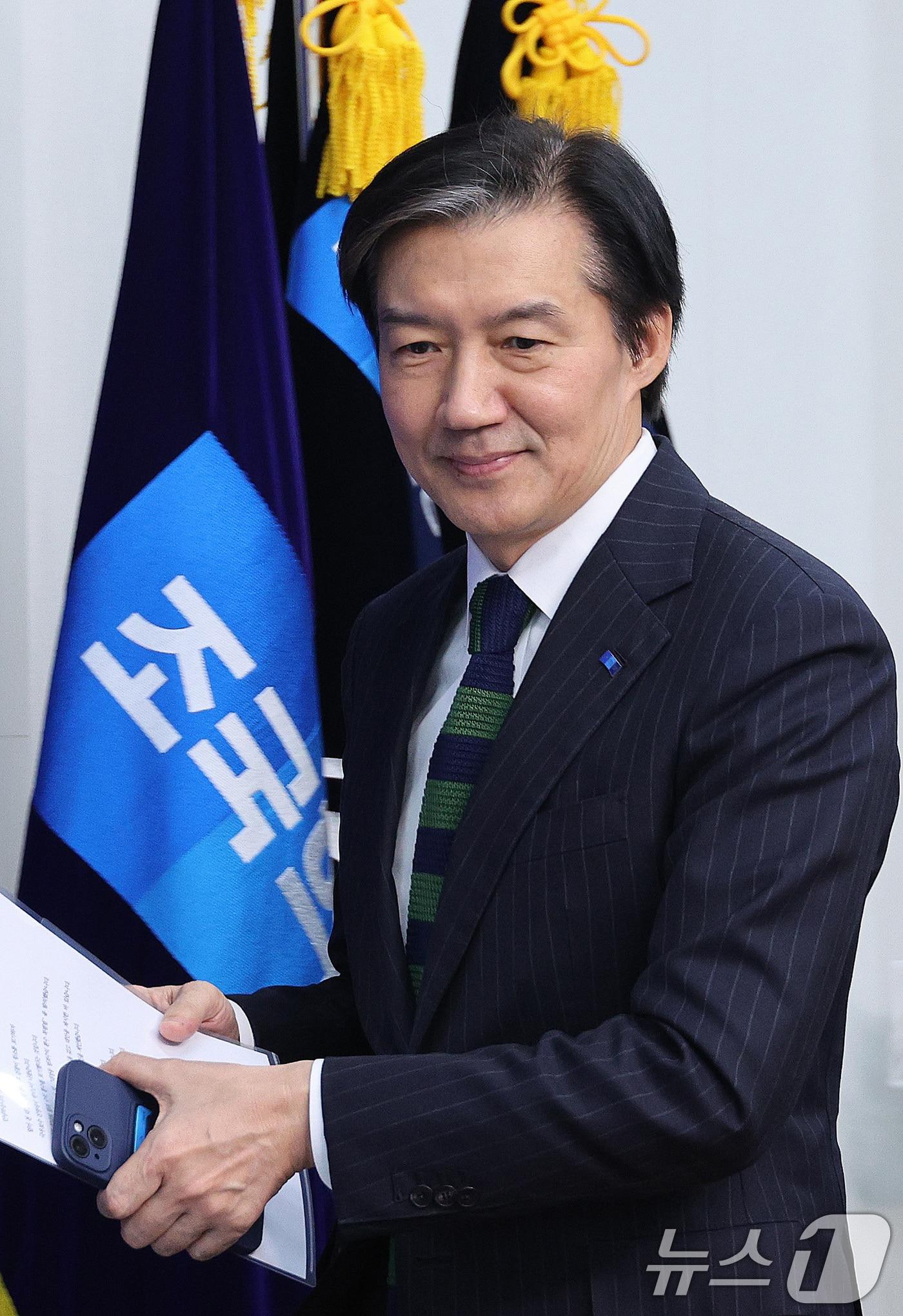 본문 이미지 - 조국 조국혁신당 대표가 15일 서울 여의도 국회에서 열린 최고위원회의에 참석하고 있다. 2025.12.15/뉴스1 ⓒ News1 신웅수 기자