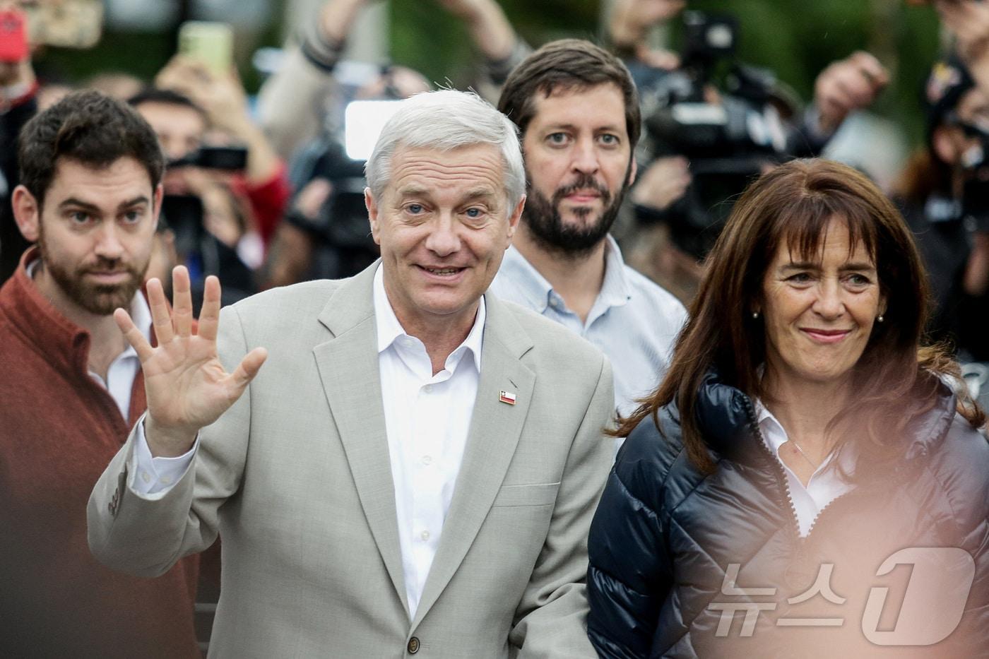 호세 안토니오 카스트 칠레 대통령 당선인이 15일 아내 마리아 피아 아드리아솔라 바로일렛과 함께 칠레 산티아고 투표소에 도착하고 있다. 2025.12.15 ⓒ 로이터=뉴스1 ⓒ News1 강민경 기자