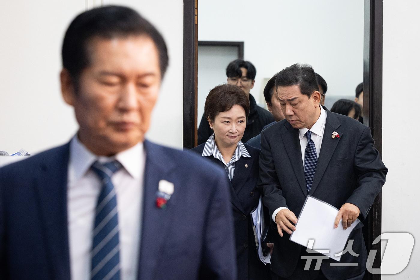 김병기 더불어민주당 원내대표와 이언주 최고위원이 지난 15일 서울 여의도 국회에서 열린 최고위원회의에 대화하며 참석하고 있다. 왼쪽은 정청래 대표. 2025.12.15/뉴스1 ⓒ News1 유승관 기자