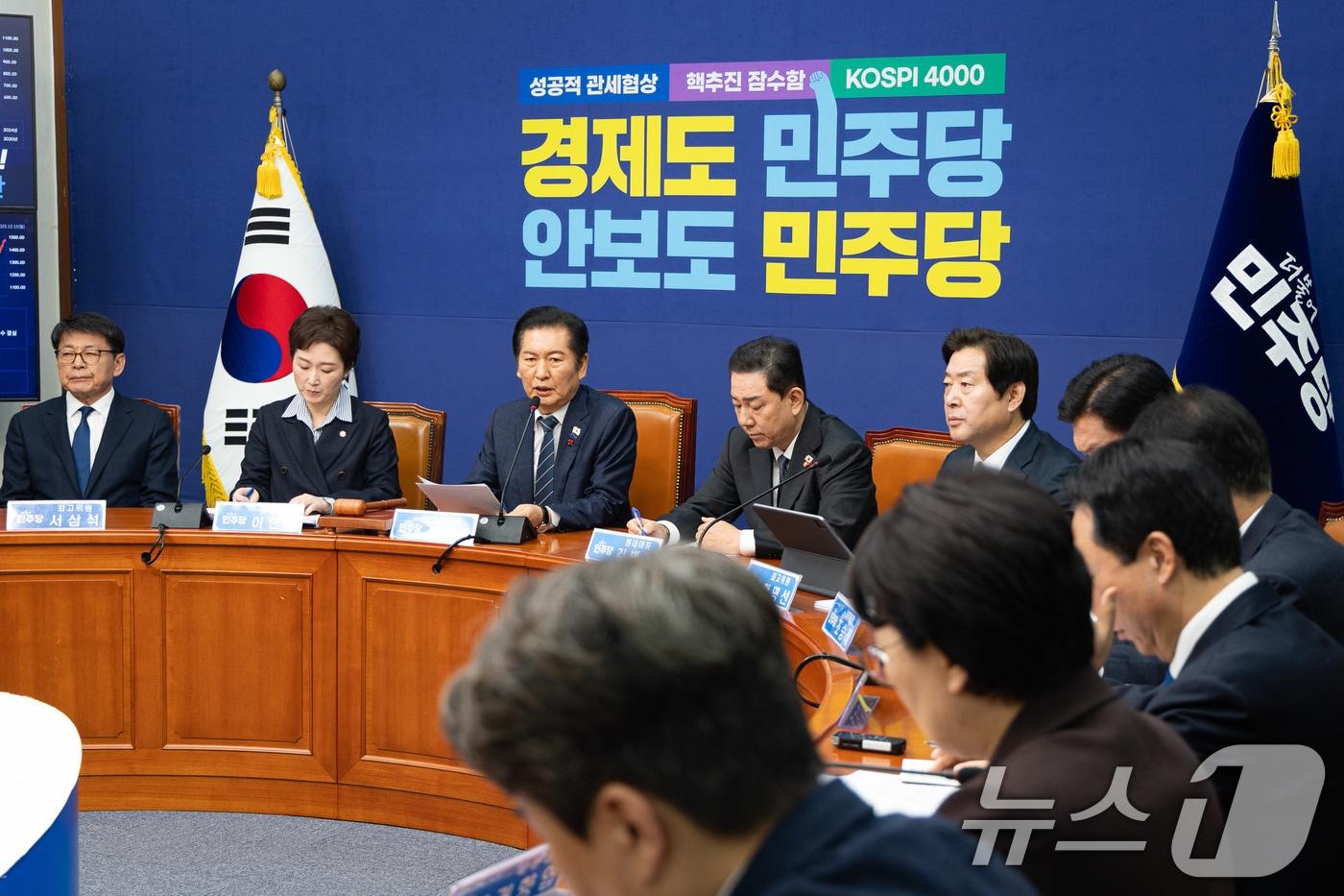 지난 15일 서울 여의도 국회에서 열린 더불어민주당 최고위원회의. 2025.12.15/뉴스1 ⓒ News1 유승관 기자